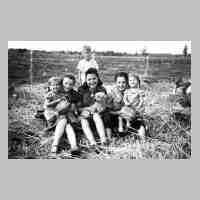 051-0067 Auf dem Feld. Helmut, Gisela und Dorothea Neumann mit dem Kindermaedchen Traute Fischer aus der Siedlung Parnehnen.JPG
